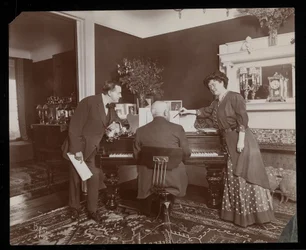 Clara De Regand pointant une partition pendant qu